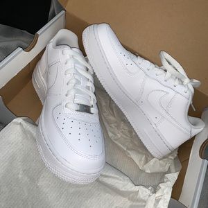 NWT Nike Air Force One (1) Grade School (GS) Size 7 (Women’s 8.5-9)